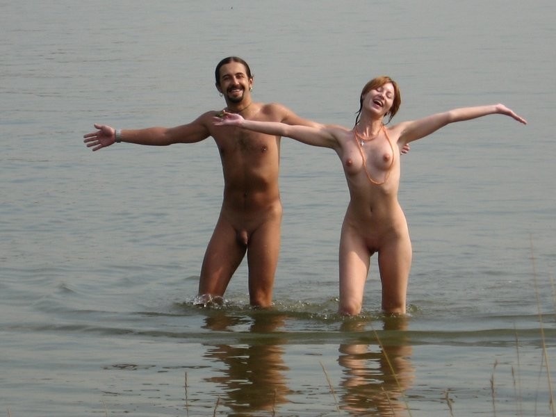 Des nudistes de plage surpris en train de bronzer nus dans les rochers.
 #72243190