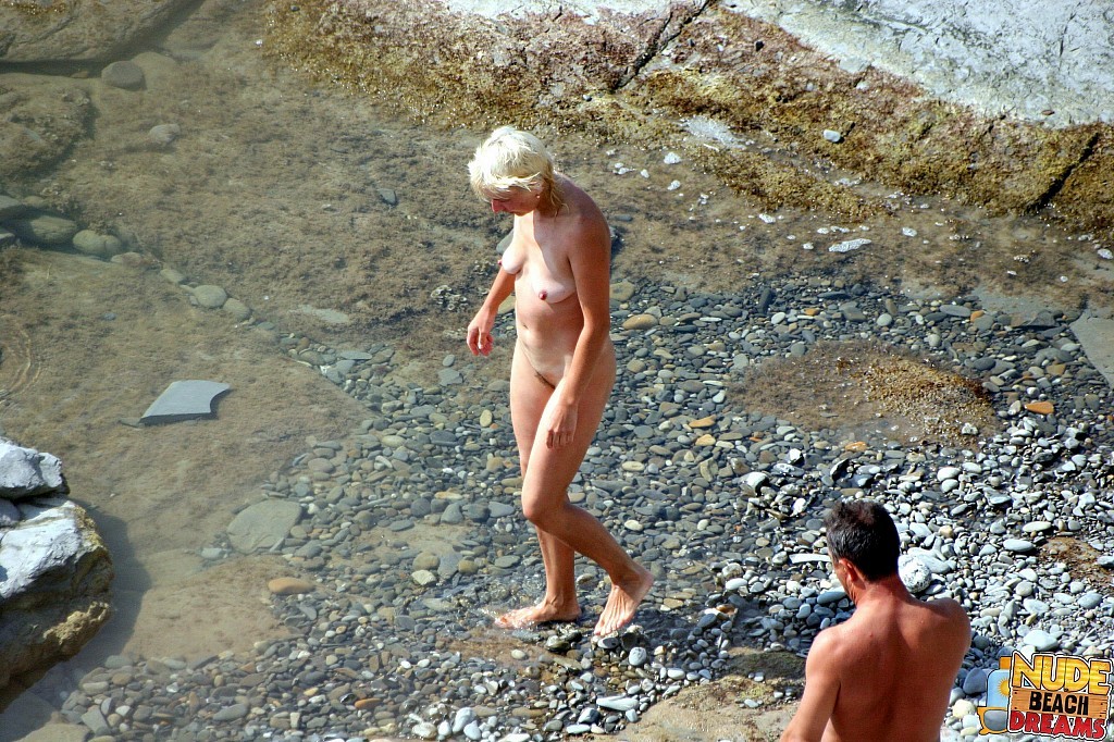 ビーチで全裸になった金髪美女
 #67309141