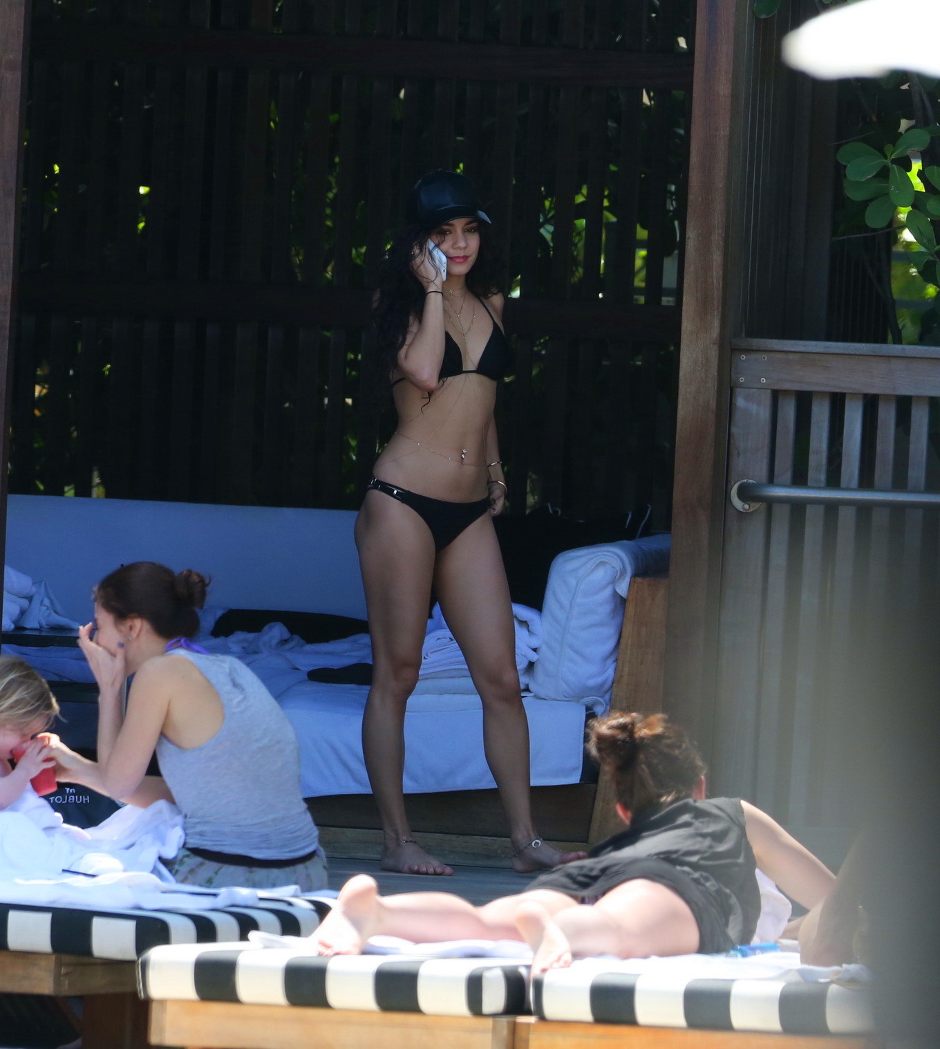 Vanessa et Stella Hudgens montrent leurs corps en bikini.
 #75143972