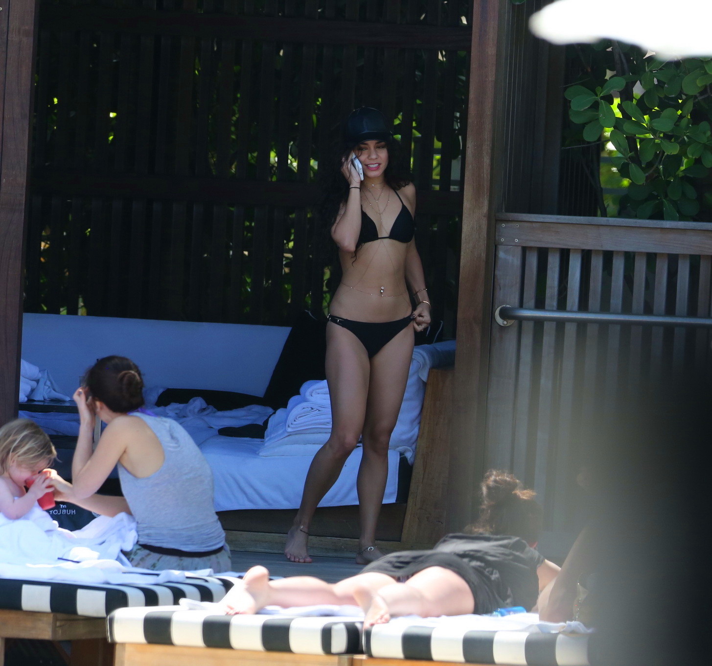 Vanessa et Stella Hudgens montrent leurs corps en bikini.
 #75143979
