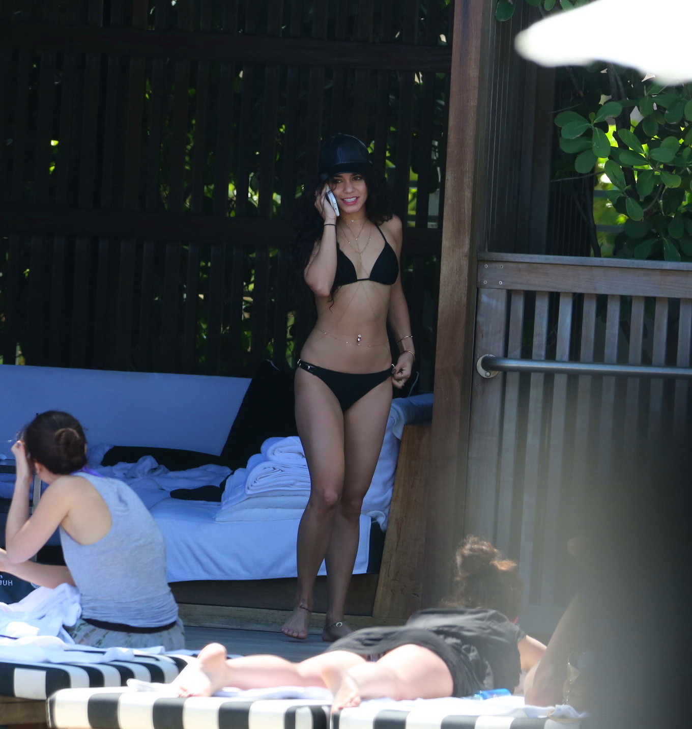 Vanessa et Stella Hudgens montrent leurs corps en bikini.
 #75143984