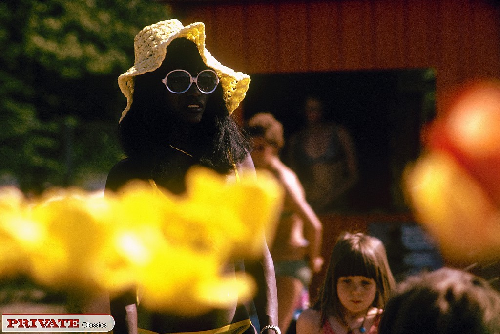 ビキニを着た黒髪のビンテージ・ポルノ・スターが公共のビーチに登場
 #67400954