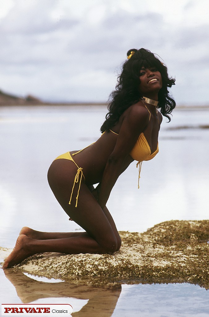 Pornostar nere vintage in bikini sulla spiaggia pubblica
 #67400960