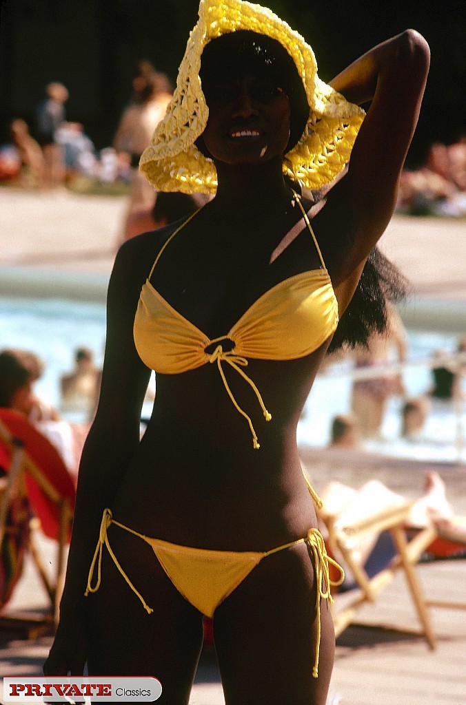 Pornostar nere vintage in bikini sulla spiaggia pubblica
 #67400990