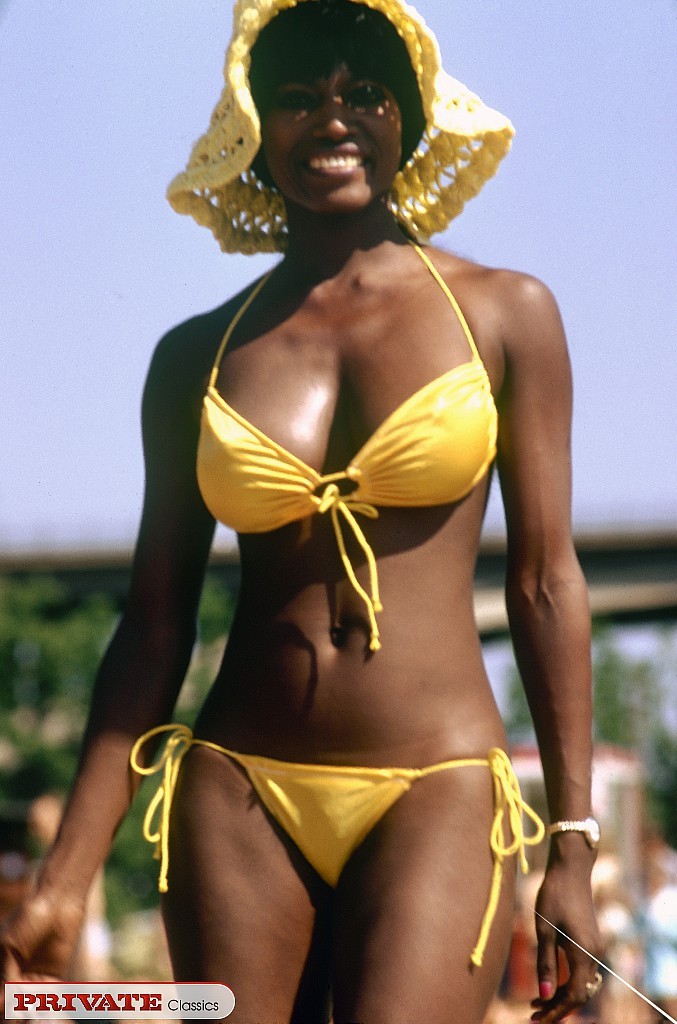 Pornostar nere vintage in bikini sulla spiaggia pubblica
 #67400994