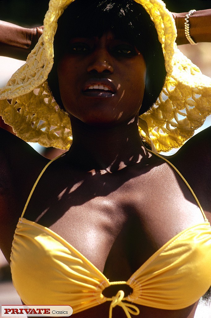 Pornostar nere vintage in bikini sulla spiaggia pubblica
 #67401019