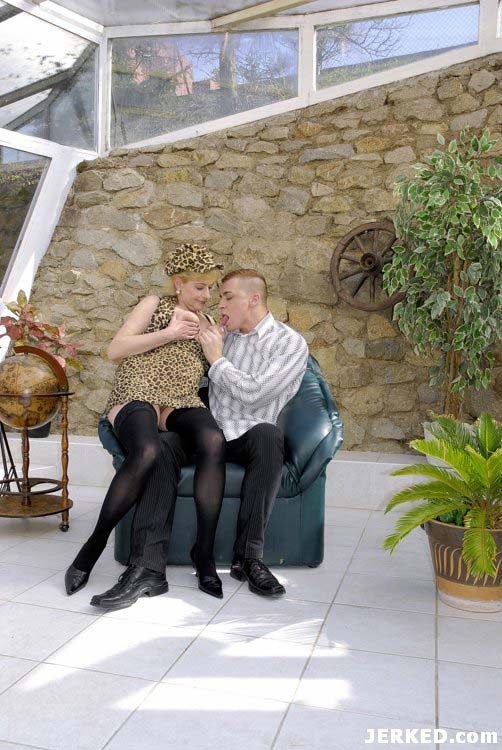 Rubia madura puta follando y chupando una enorme polla dura
 #73697224