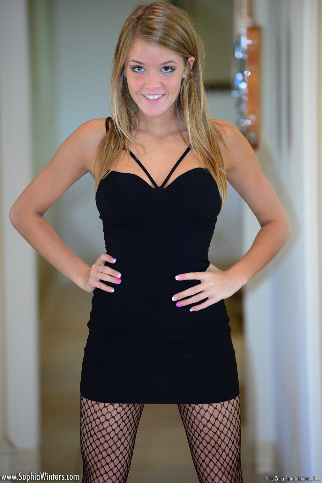 Sophia Winters zieht ihr enges schwarzes Kleid und die Strumpfhose aus, um nackt zu posieren
 #72440562