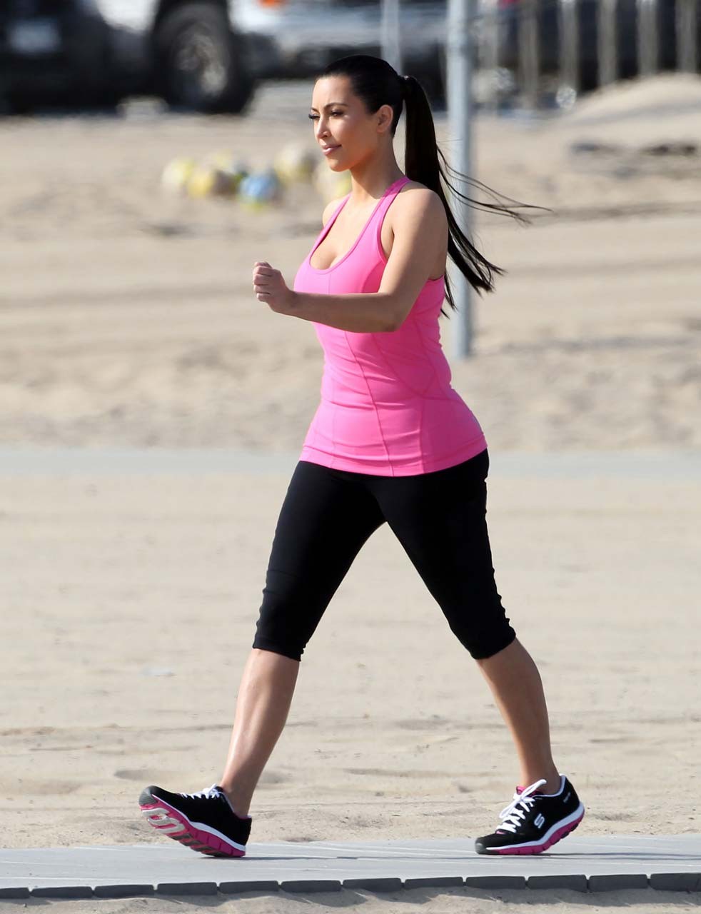 Kim Kardashian che espone il suo corpo sexy e tette enormi durante l'esercizio
 #75307561