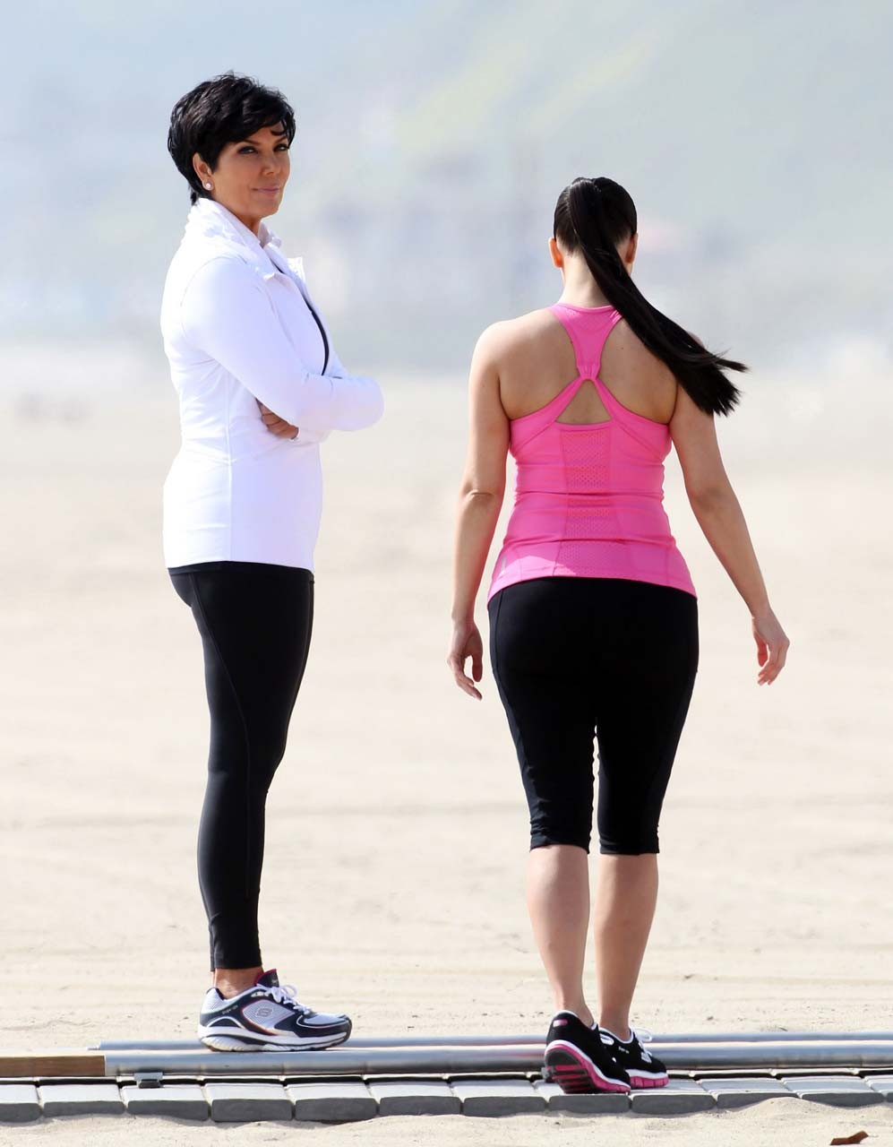 Kim Kardashian che espone il suo corpo sexy e tette enormi durante l'esercizio
 #75307566