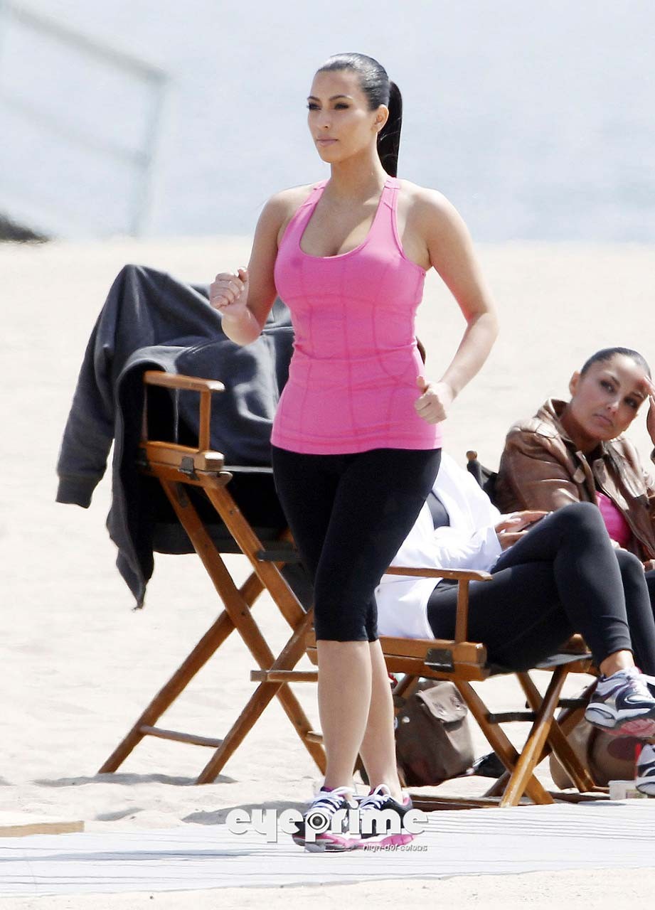 Kim Kardashian che espone il suo corpo sexy e tette enormi durante l'esercizio
 #75307595