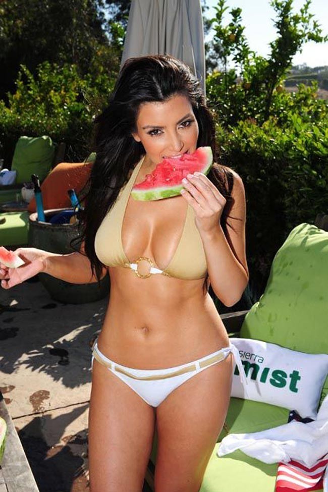 Kim Kardashian hüpfenden Arsch und große Bikini-Titten
 #75387983