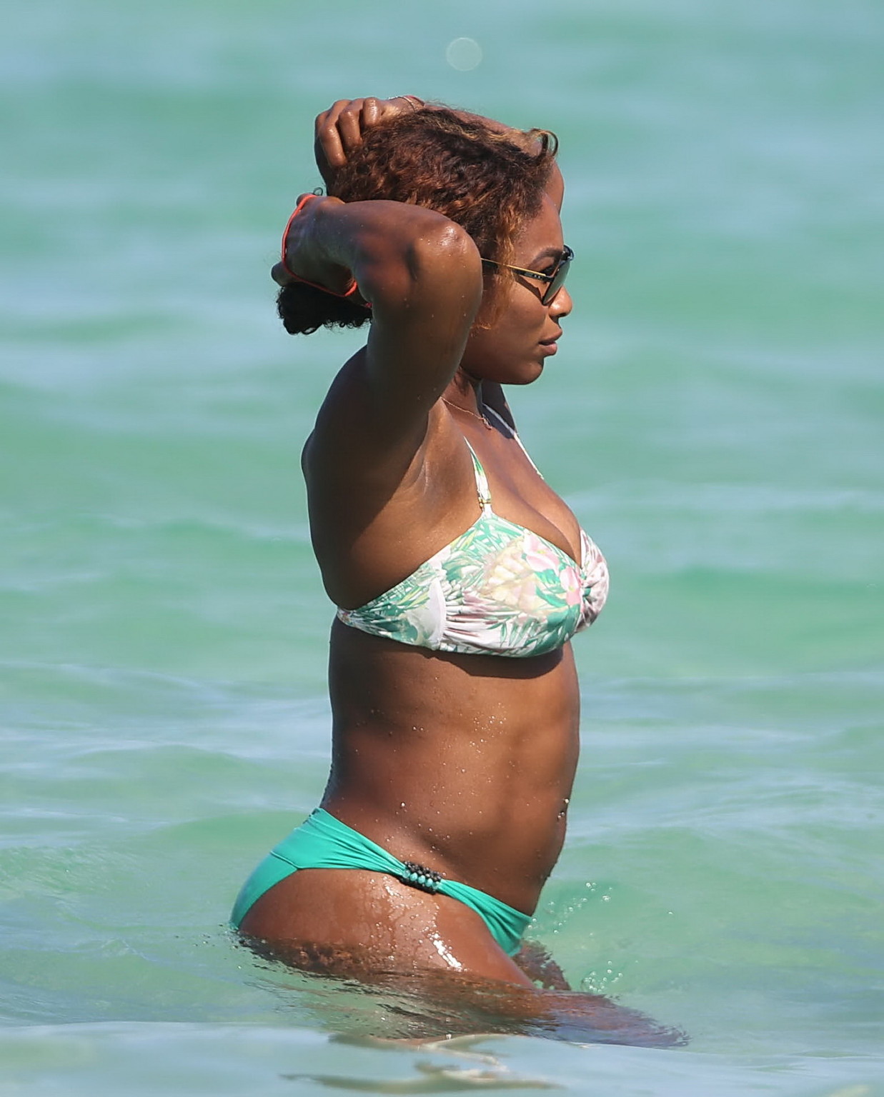 Serena Williams showing off her bikini curves at the beach in Miami #75228604