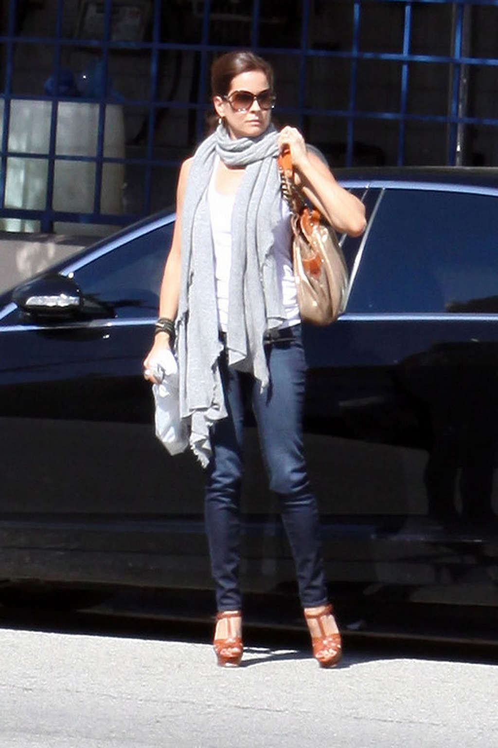 Brooke Burke montrant ses jambes sexy en jeans dans la rue
 #75358218