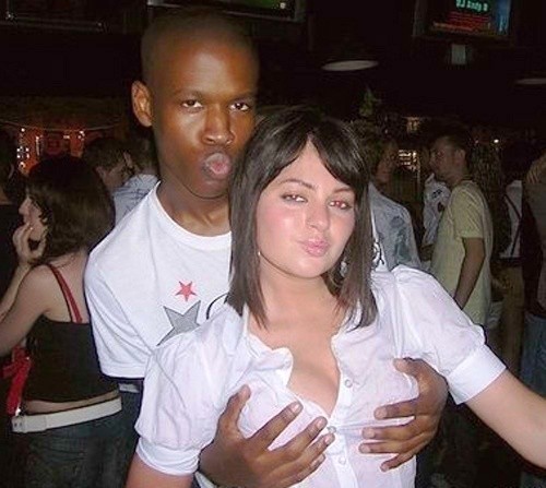 Des copines matures interraciales baisent des bites noires.
 #67240125