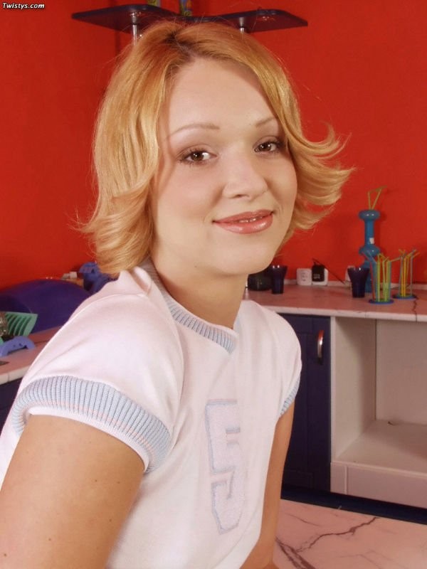 Blondes Babe posiert in der Küche
 #73919269