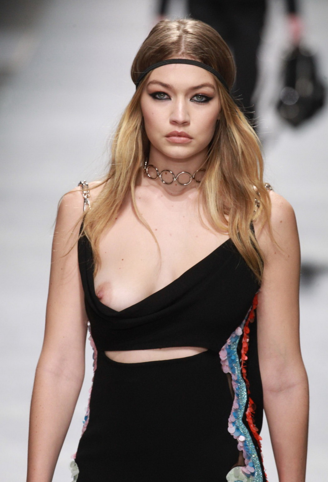 Gigi hadid glisse ses seins au défilé de mode
 #75145439