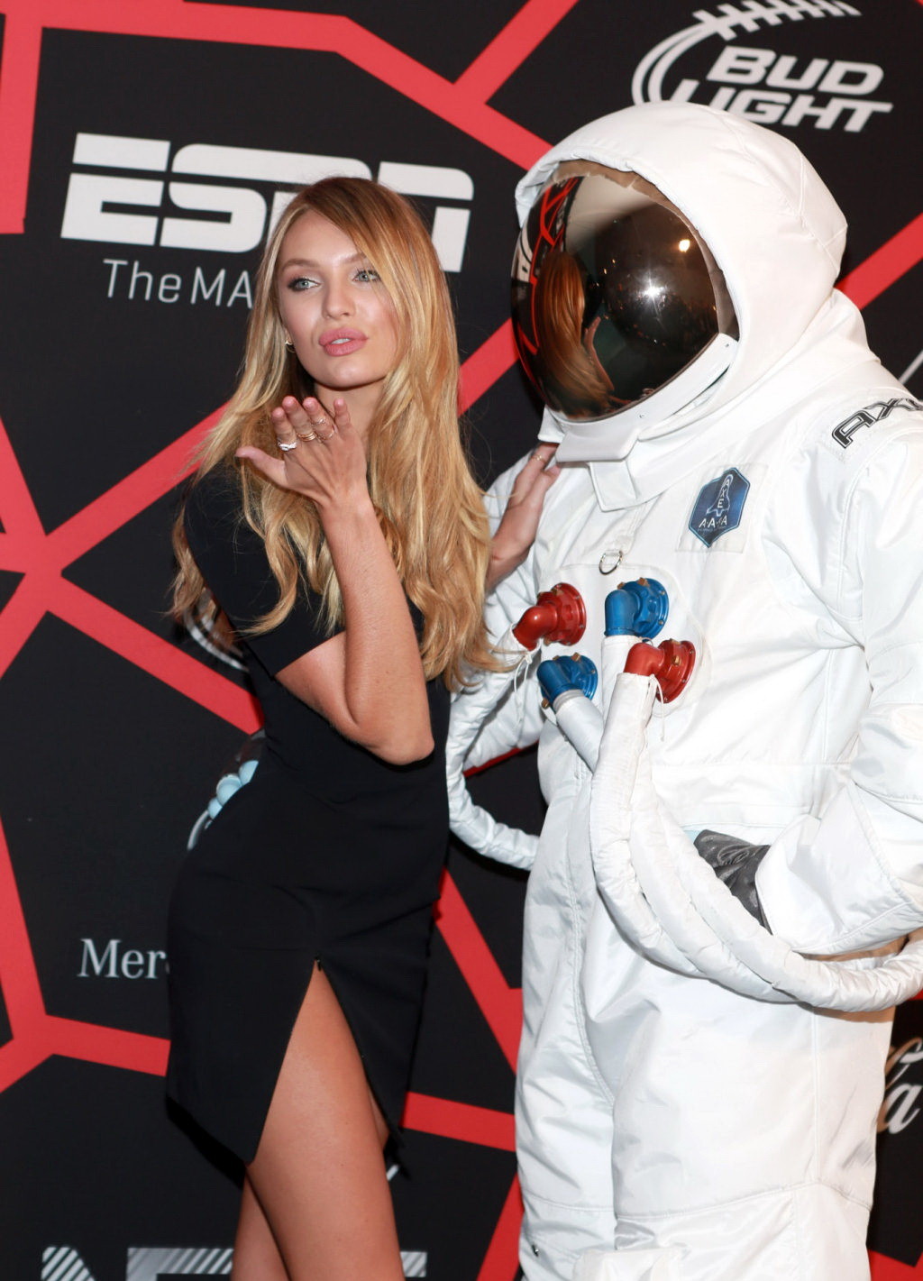 Candice swanepoel pico de bragas con un mini vestido de gran abertura en el rolling stone
 #75241847