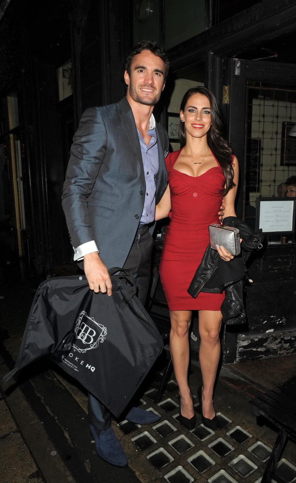 Jessica Lowndes portant une robe rouge décolletée lors de l'événement aston martin à Londres.
 #75232330