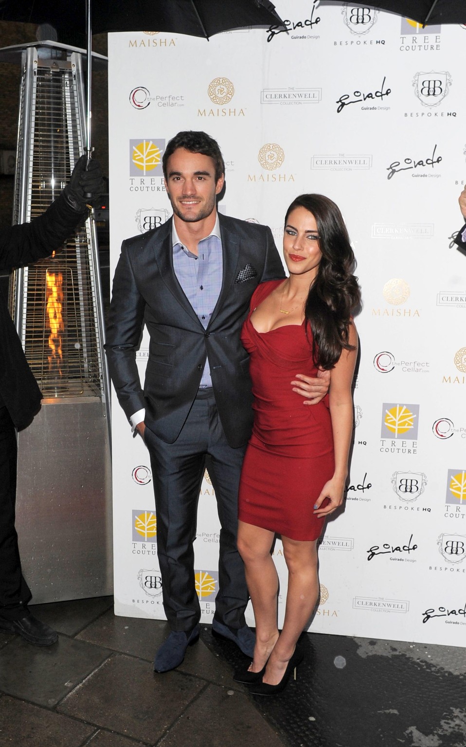 Busty Jessica lowndes indossa un abito rosso a taglio basso all'evento aston martin a l
 #75232384