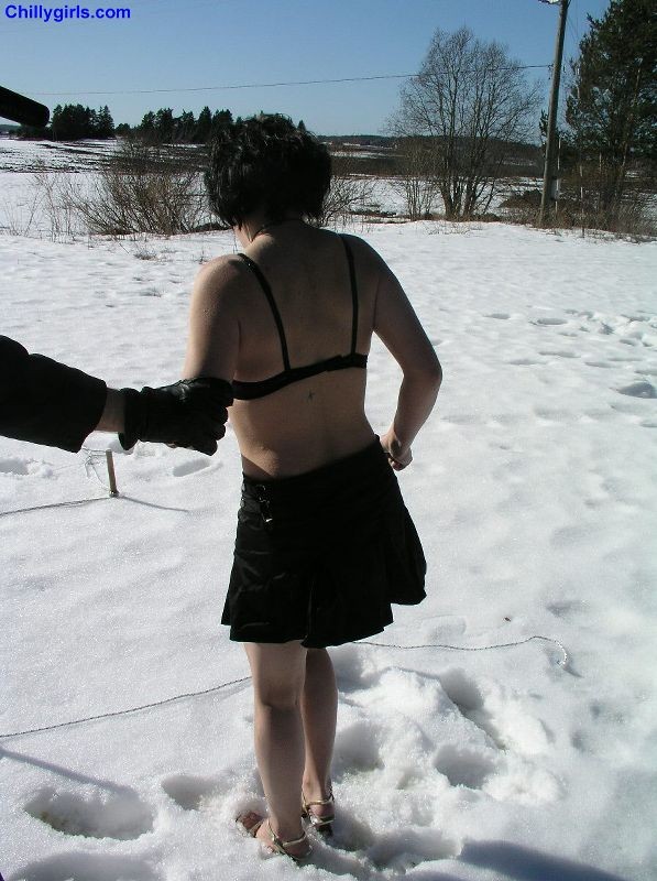 Chica atada congelando en la nieve
 #72225807