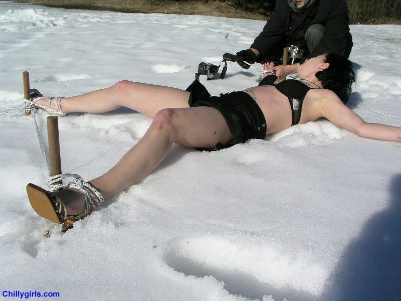 Chica atada congelando en la nieve
 #72225849