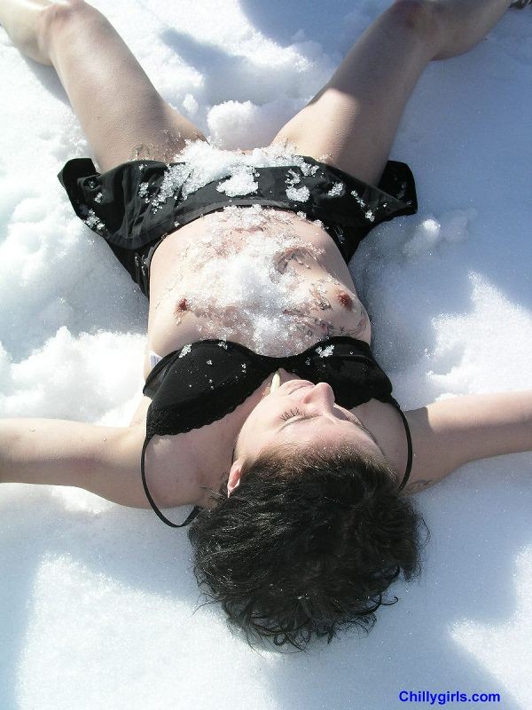 雪の中で凍えるように縛られる少女
 #72225874
