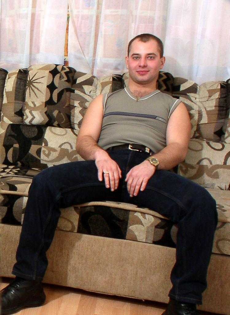 Geiler schwuler Bär liebt Striptease und posiert nackt auf der Couch
 #76992644