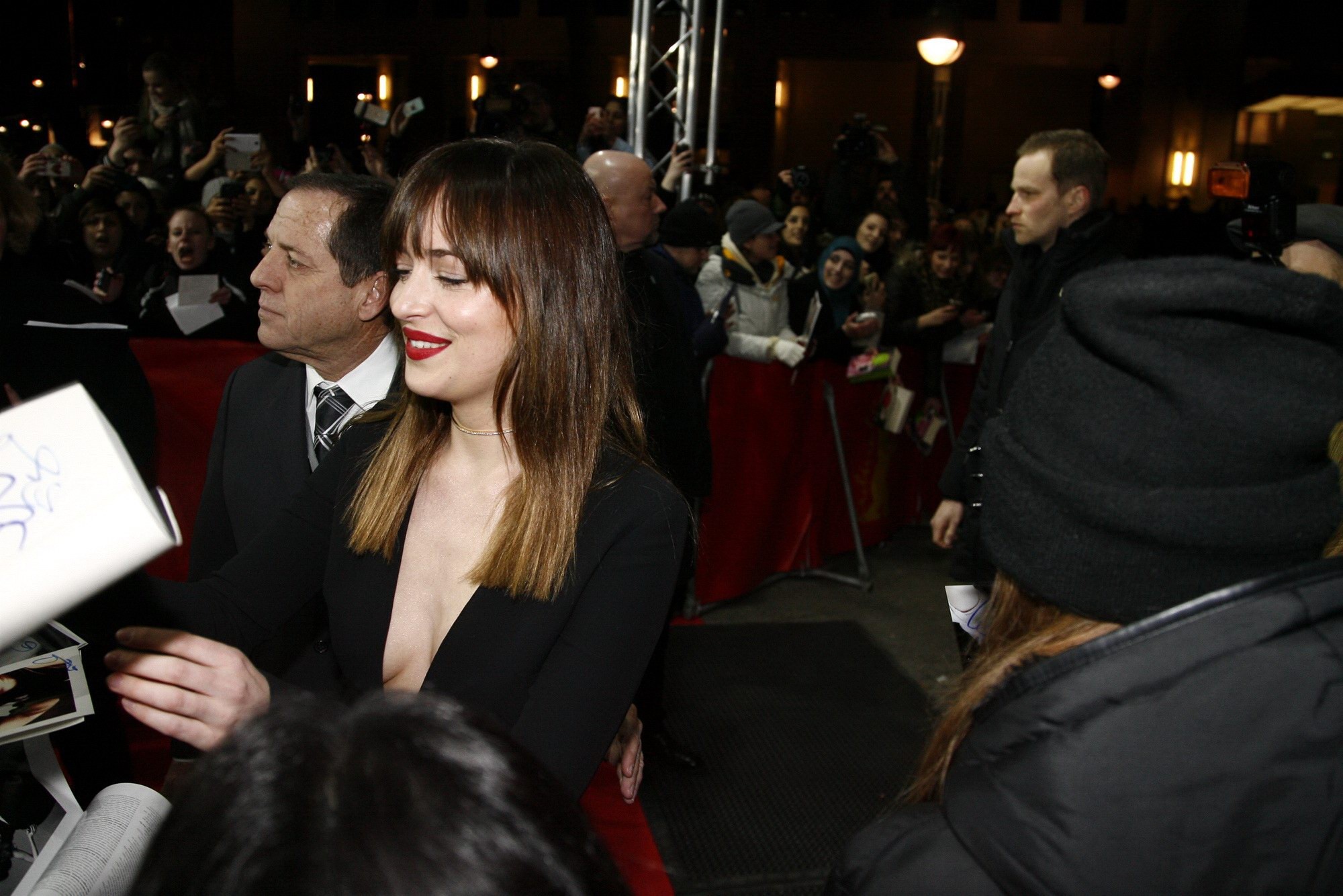 Dakota johnson montre un énorme décolleté à la première de fifty shades of grey à Berlin.
 #75172790