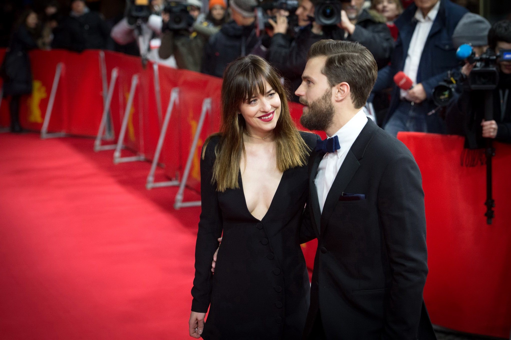 Dakota johnson montre un énorme décolleté à la première de fifty shades of grey à Berlin.
 #75172877