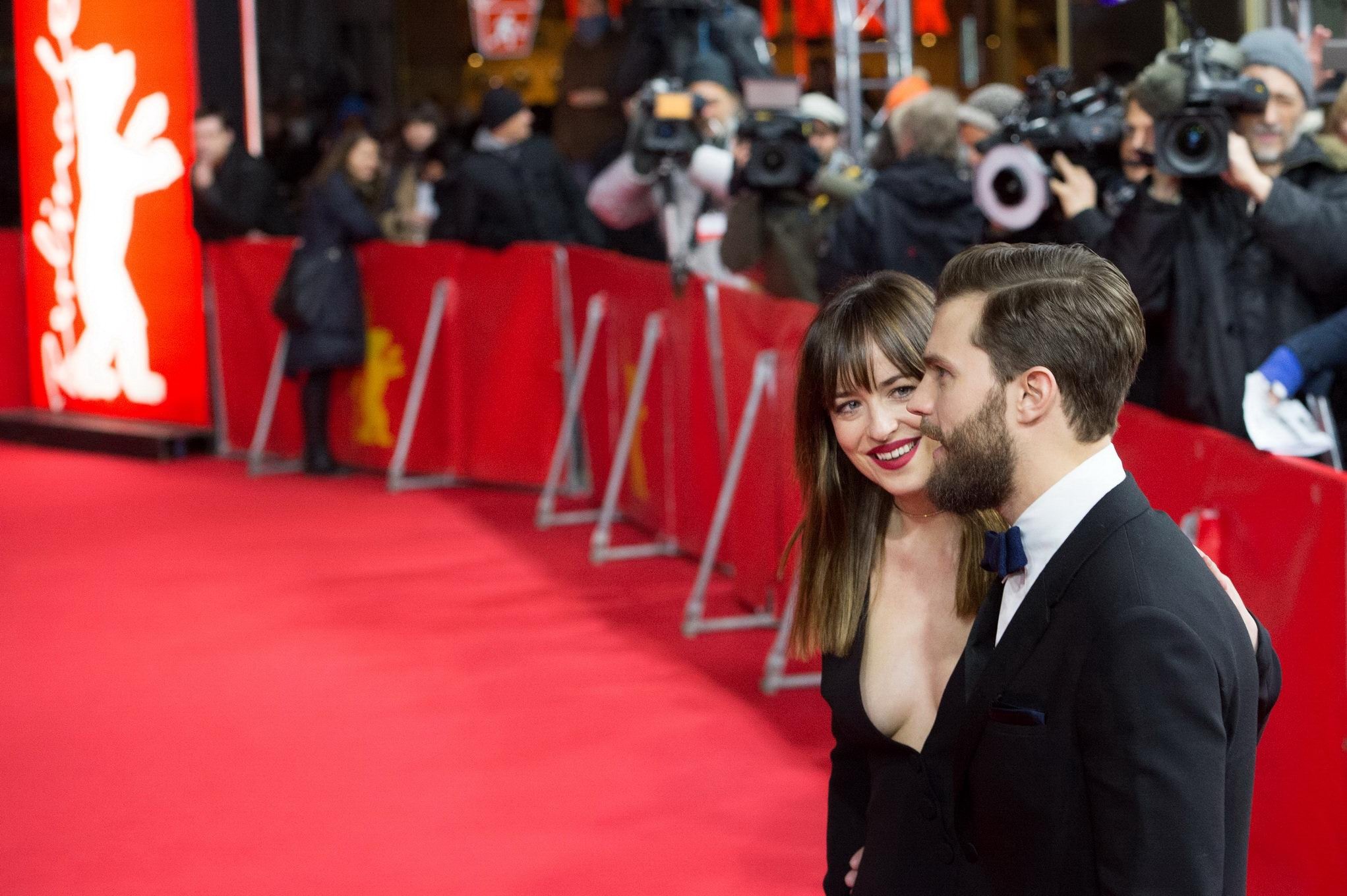 Dakota johnson montre un énorme décolleté à la première de fifty shades of grey à Berlin.
 #75172887