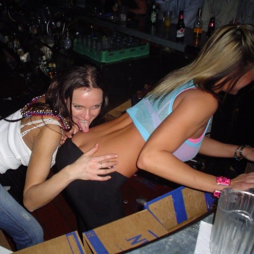 Perky tit betrunkenen College-Mädchen blinken und vorbei
 #76399116