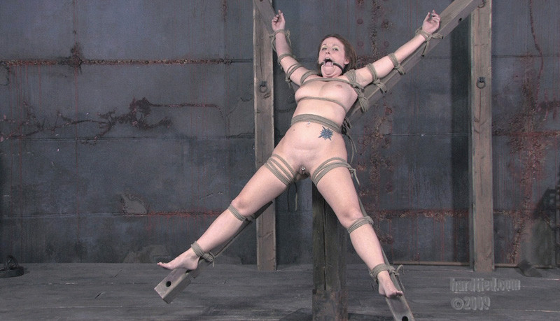 Brina kann sich wehren, so viel sie will, aber sie wird lange vor ihren Fesseln erschöpft sein
 #72089218