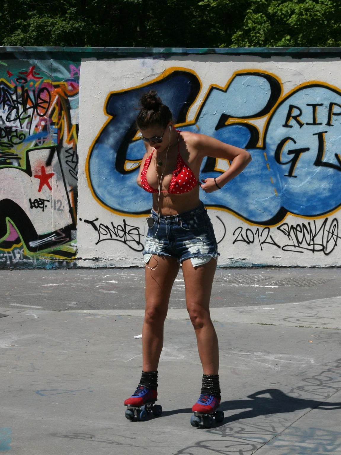 La tetona imogen thomas patinando en londres con un bikini corto
 #75262023