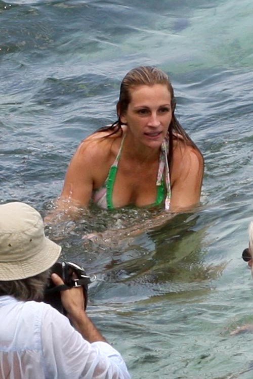 Julia Roberts im nassen Bikini zeigt große Brüste
 #75376754