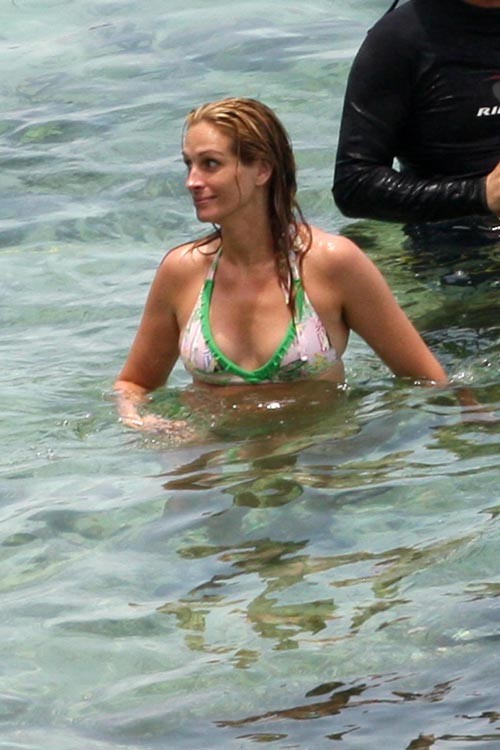 Julia Roberts im nassen Bikini zeigt große Brüste
 #75376759