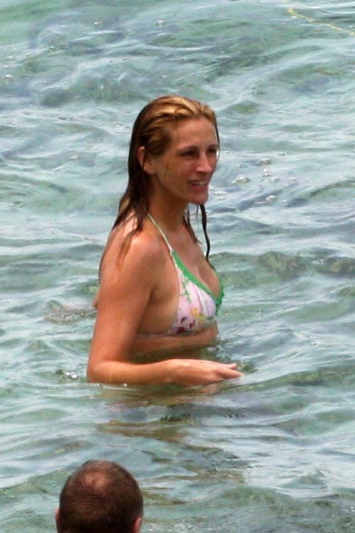 Julia Roberts im nassen Bikini zeigt große Brüste
 #75376765
