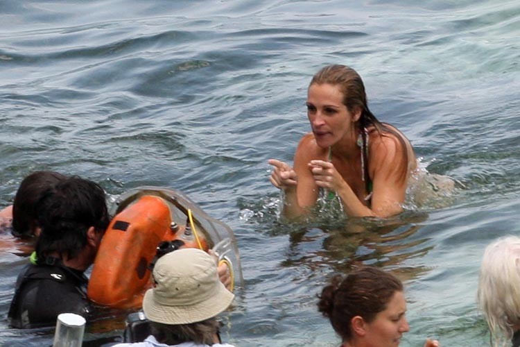 Julia Roberts im nassen Bikini zeigt große Brüste
 #75376789