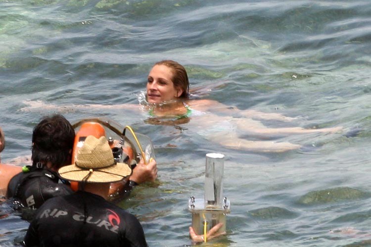 Julia Roberts im nassen Bikini zeigt große Brüste
 #75376803