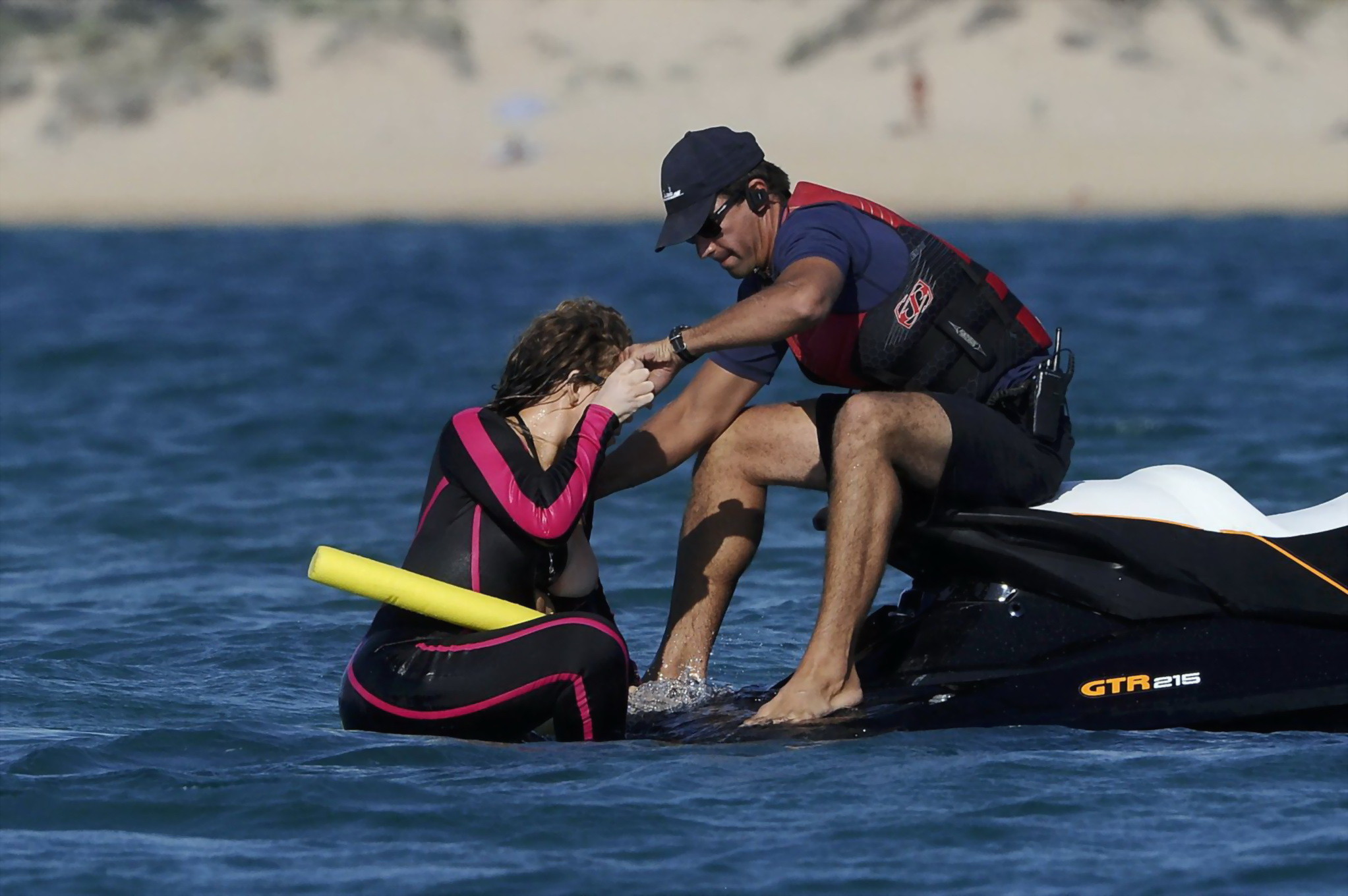 Mariah Carey en train de glisser les seins à la plage en Sardaigne
 #75160445