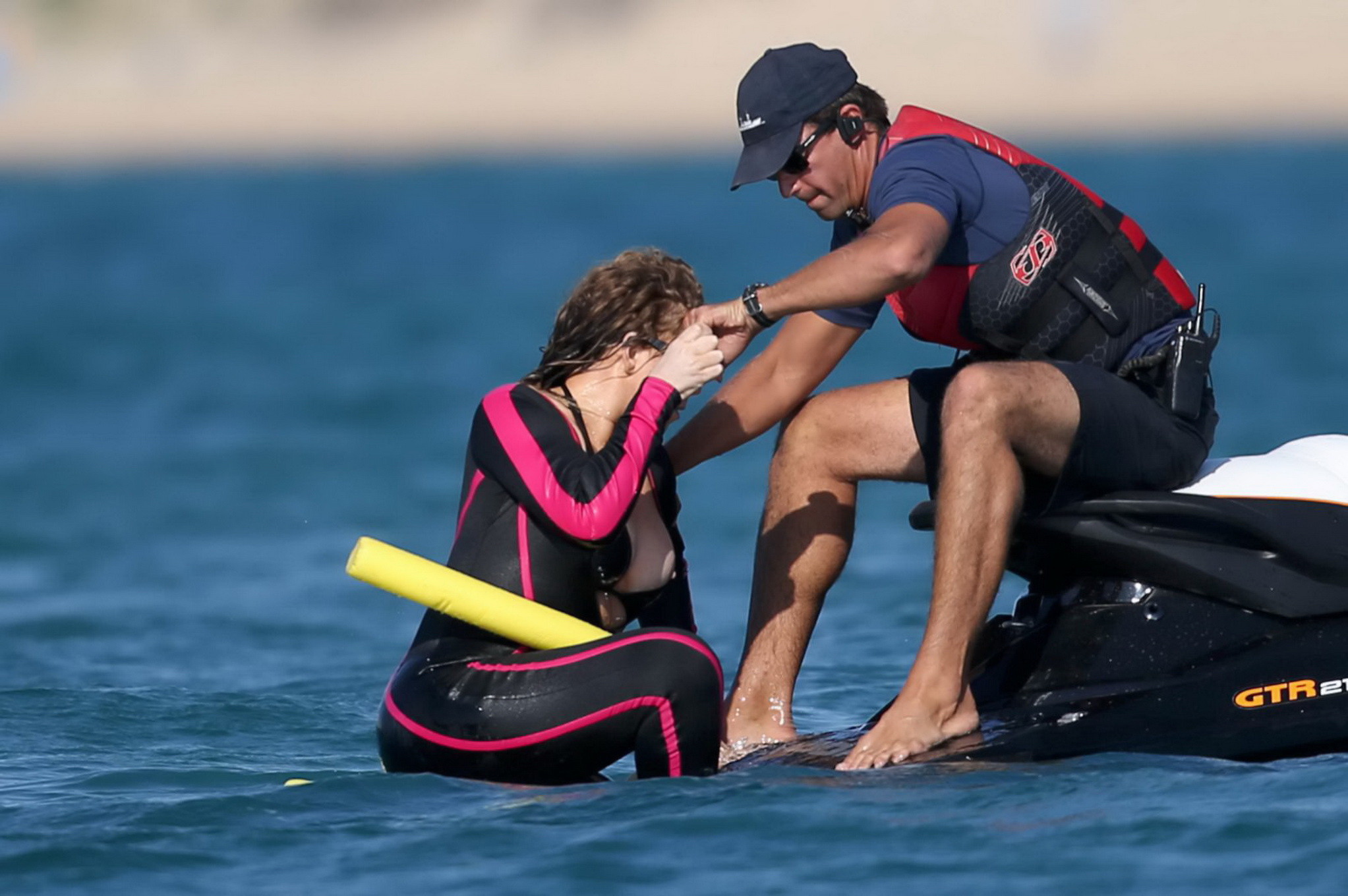 Mariah Carey heißer Titten-Slip am Strand in Sardinien
 #75160450