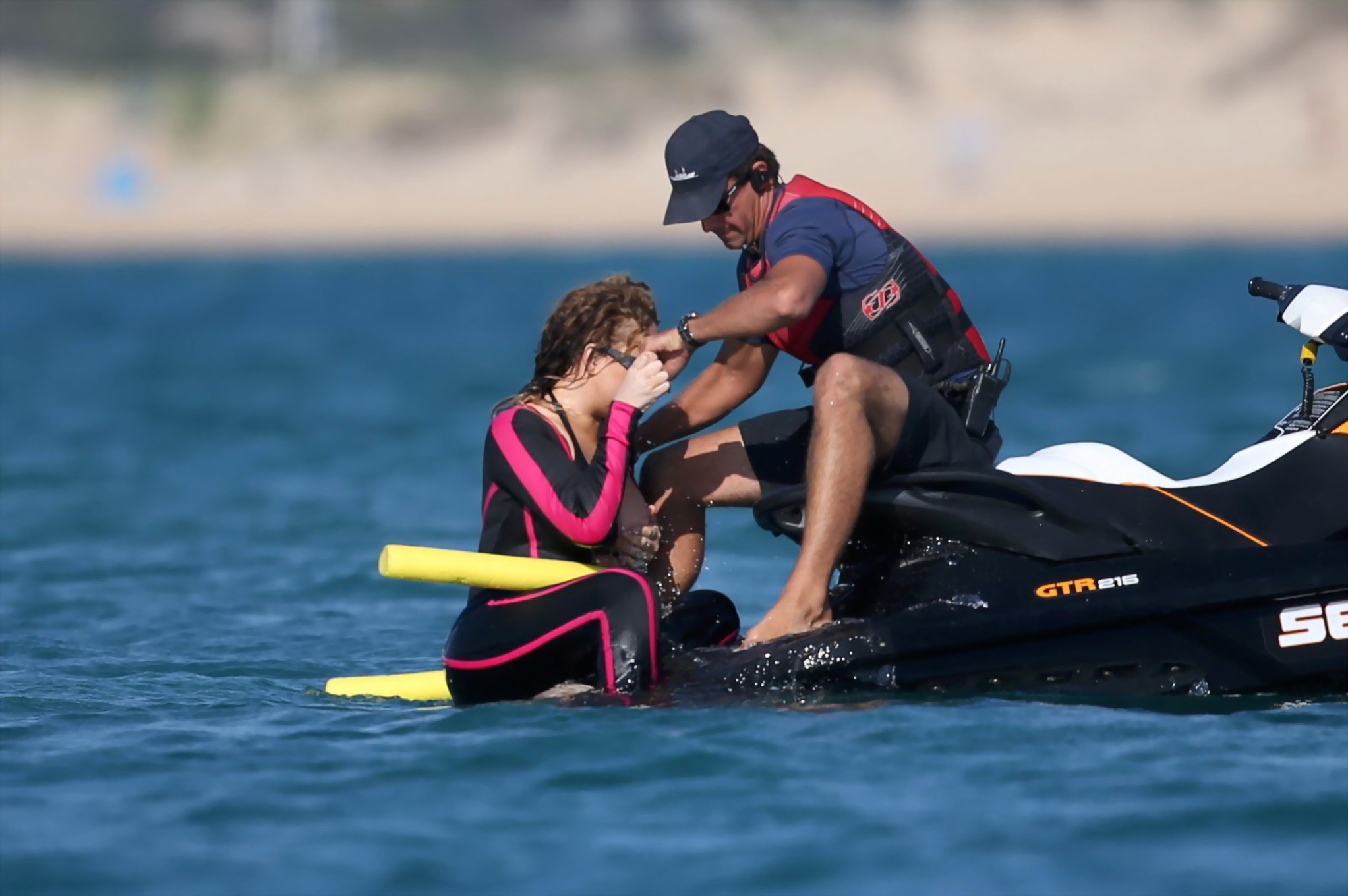 Mariah Carey heißer Titten-Slip am Strand in Sardinien
 #75160462
