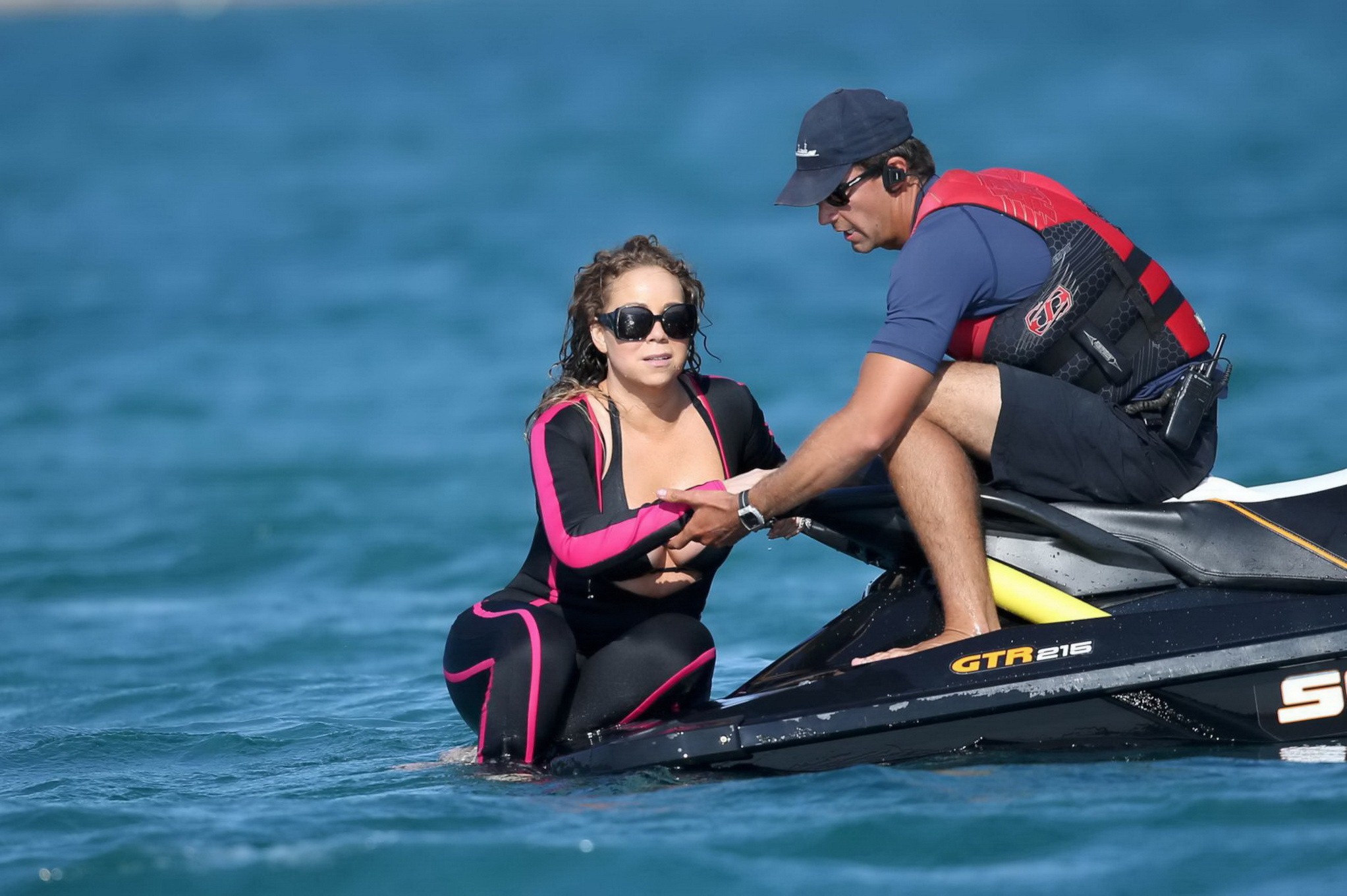 Mariah Carey heißer Titten-Slip am Strand in Sardinien
 #75160483