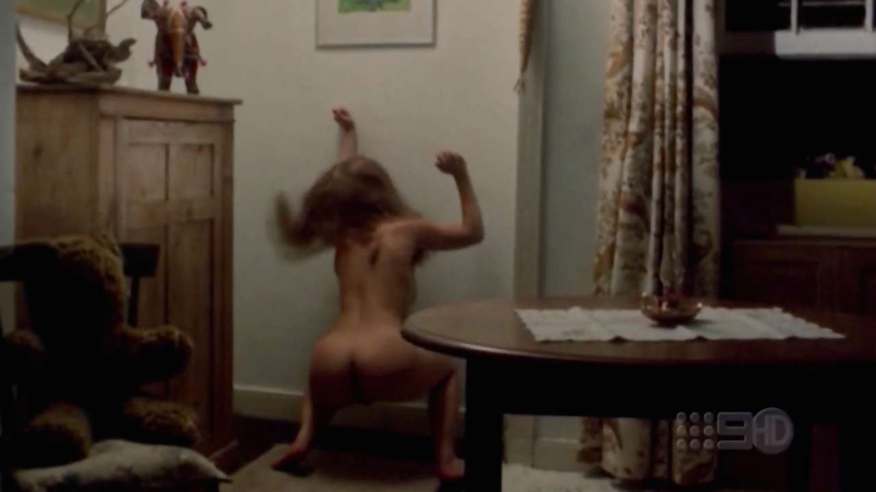Britt ekland mostrando sus bonitas tetas grandes y su gran culo en escenas de cine desnudo
 #75290847