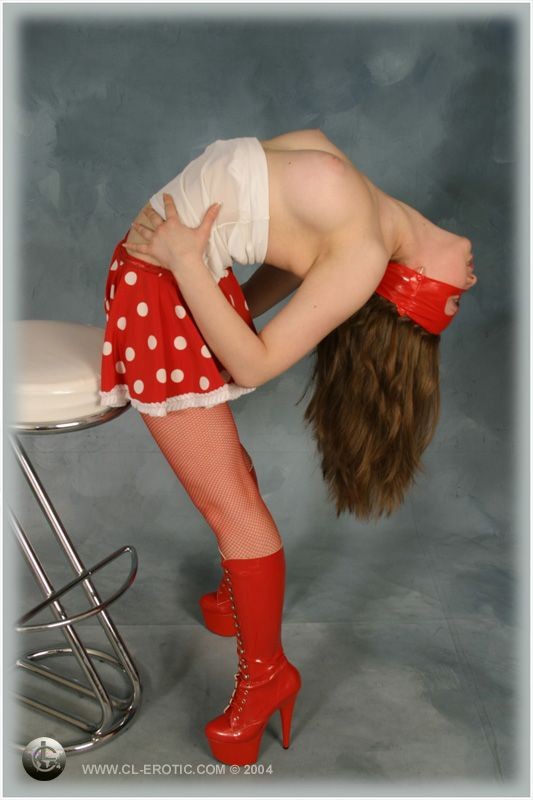 Contortionist posiert in roten Netzstrümpfen
 #75041823