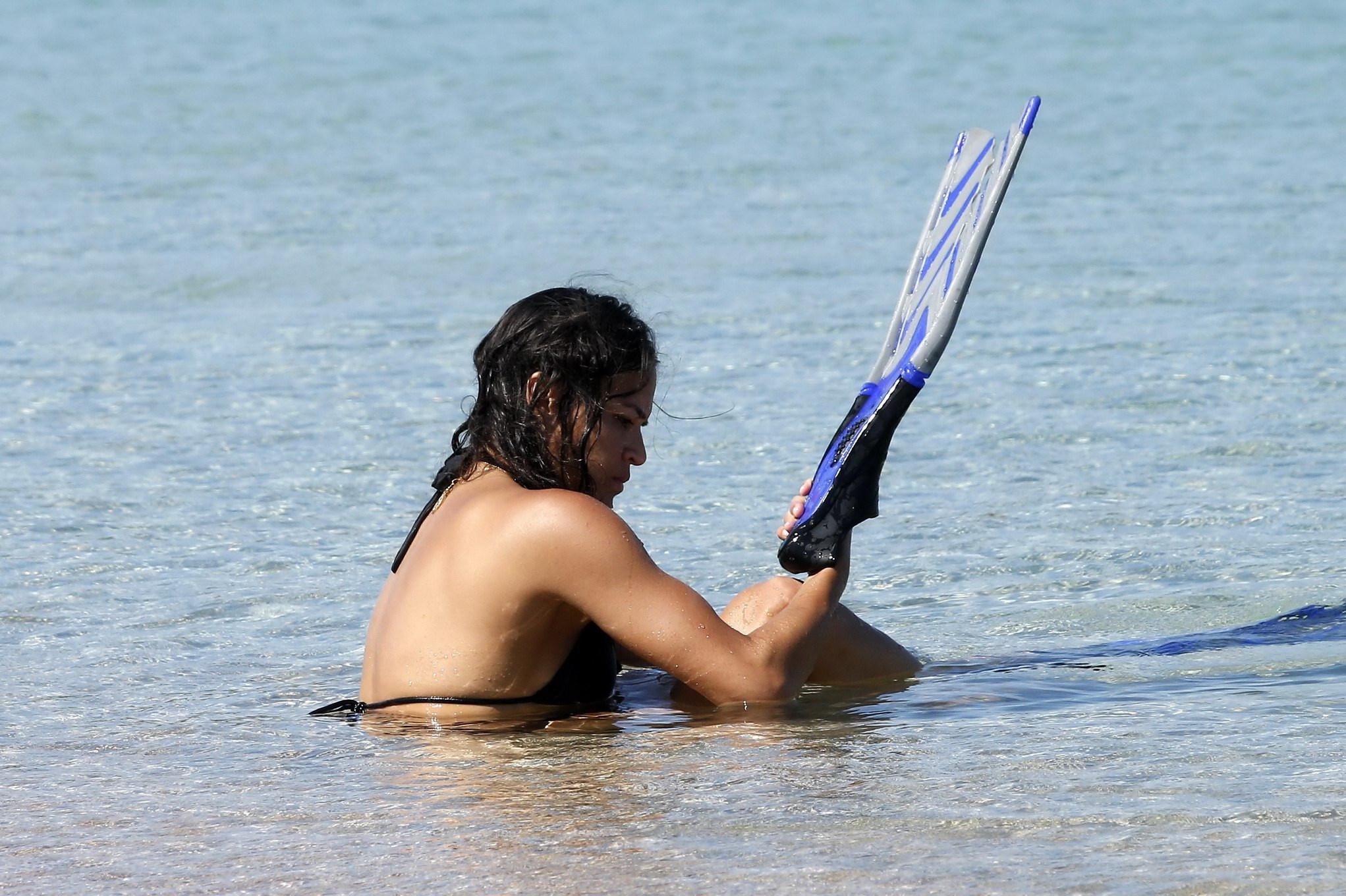 Michelle Rodriguez porte un bikini noir très léger à la plage en Sardaigne.
 #75192207
