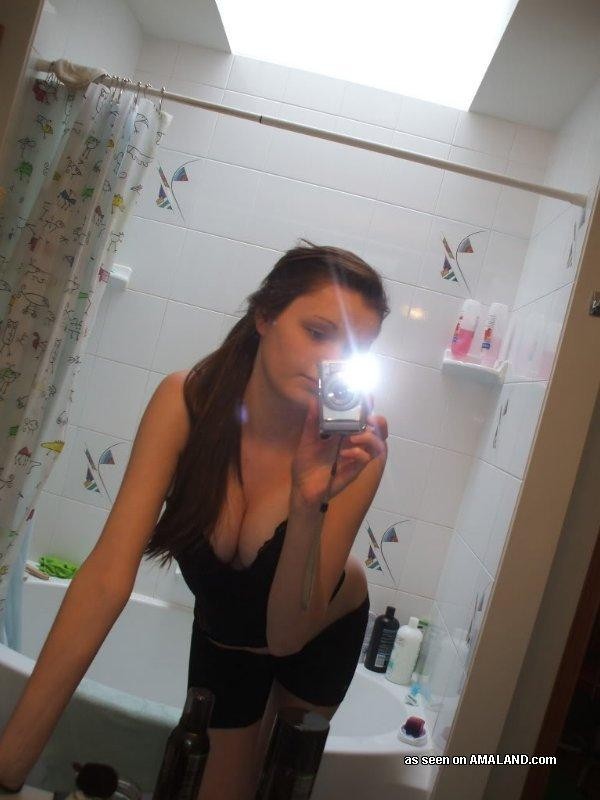 Collection of a sexy amateur chick camwhoring in the bath #75698641