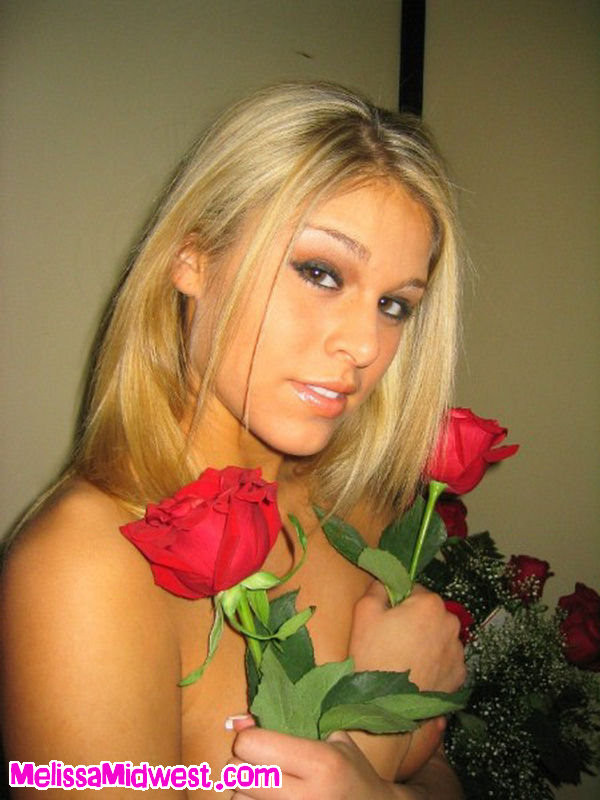Melissa midwest posiert mit roten Rosen und einem Teddybär
 #67751112
