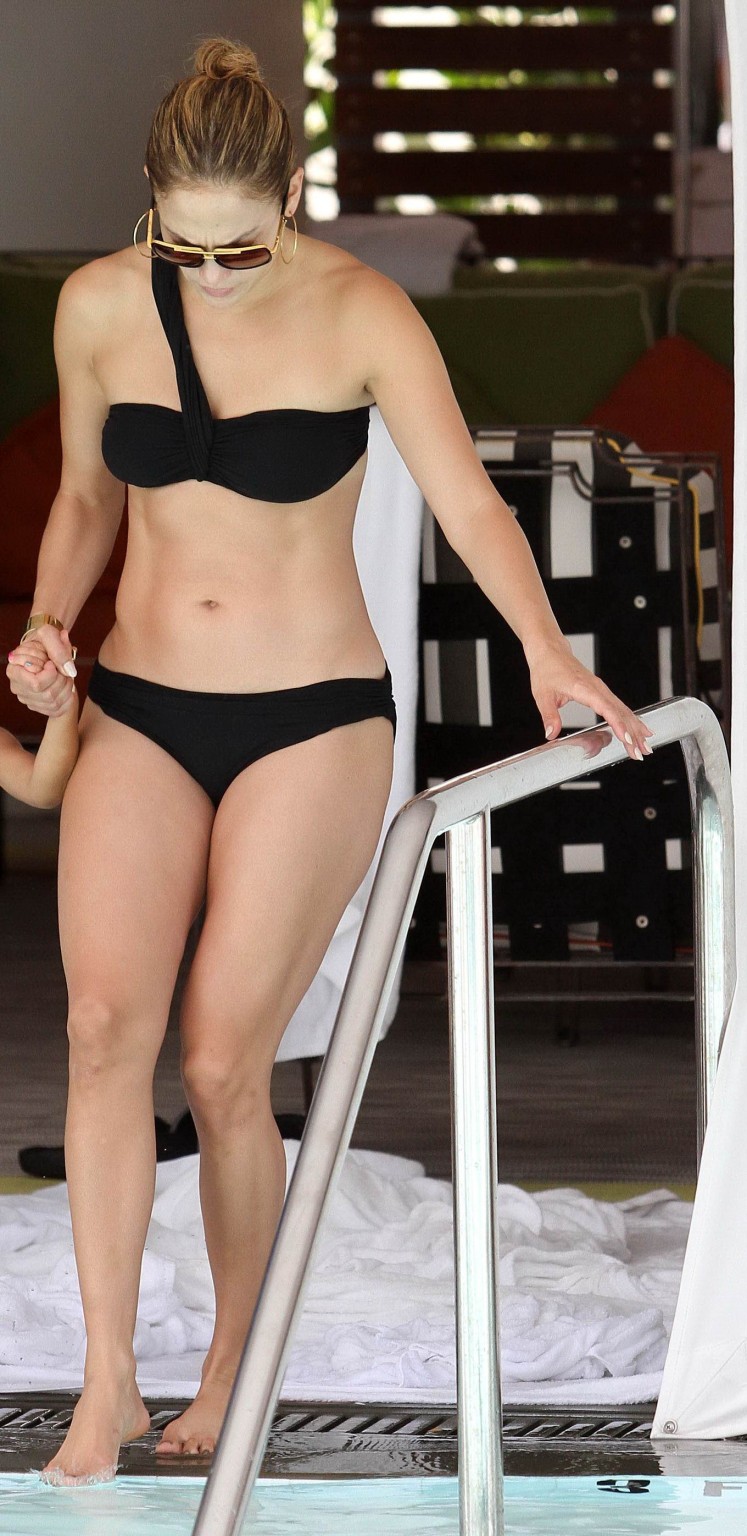 Jennifer Lopez portant un bikini noir sexy à la piscine d'un hôtel à Miami.
 #75253596