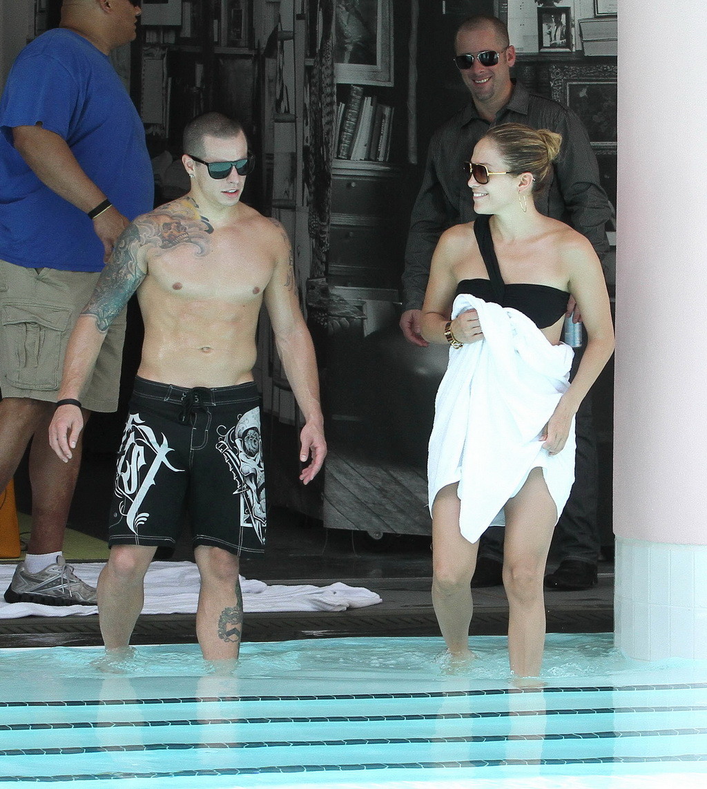 Jennifer lopez luciendo un sexy bikini negro en la piscina de un hotel en miami
 #75253638